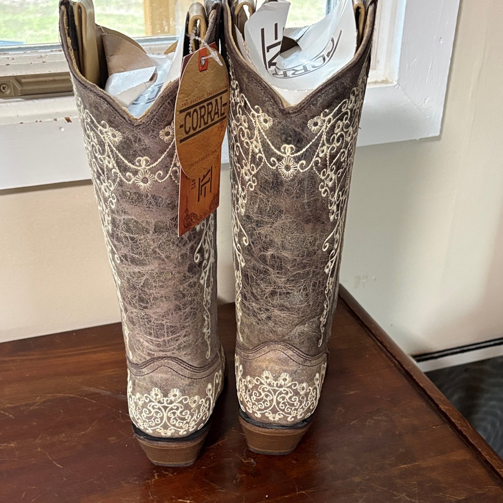 Corral Brown and Cream Embroidered Boots - Picture 3 of 6
